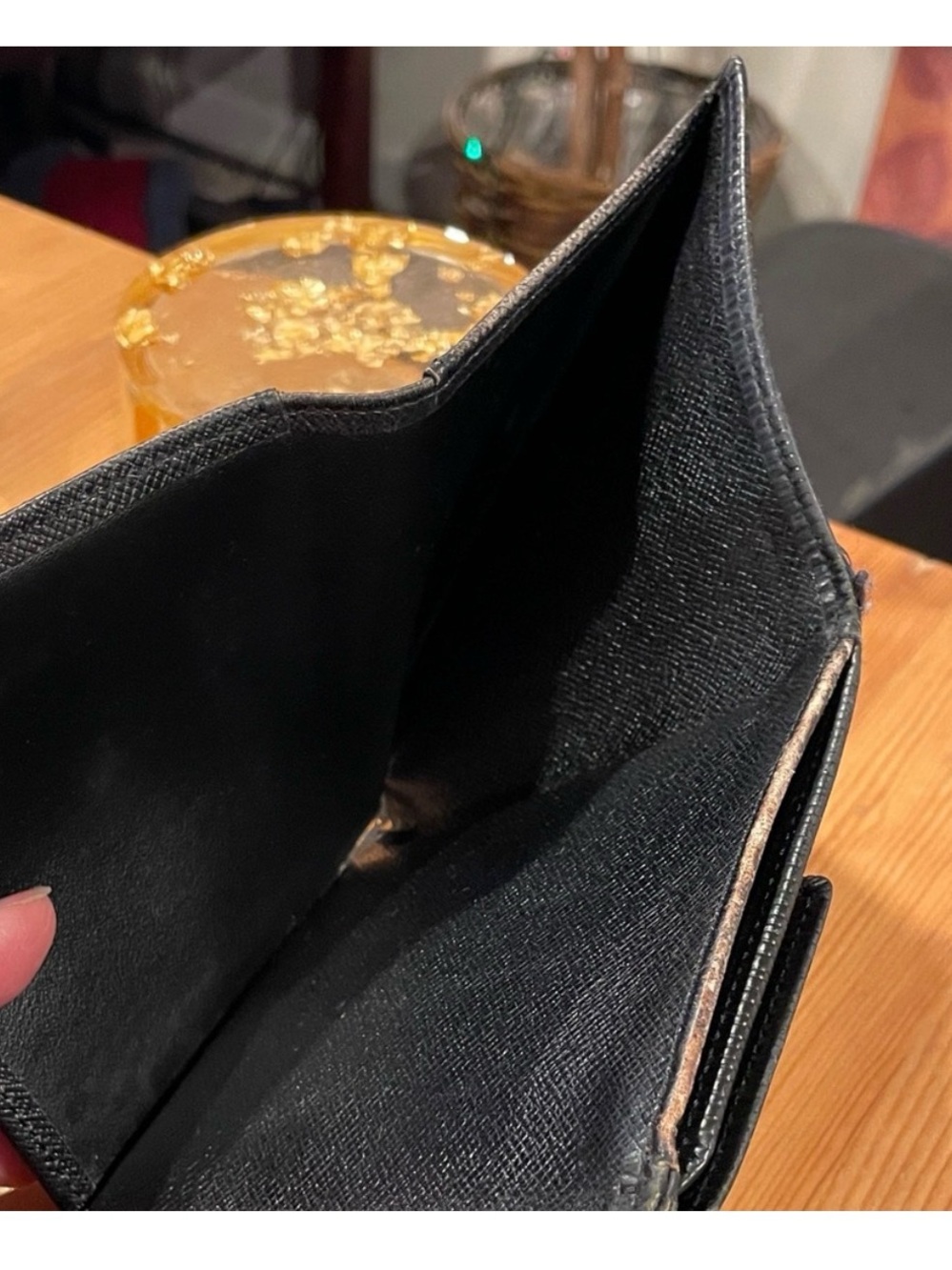 Louis Vuitton Men’s Black Epi Leather Wallet • Classic LV Bifold • Card Holder - Picture 5 of 12